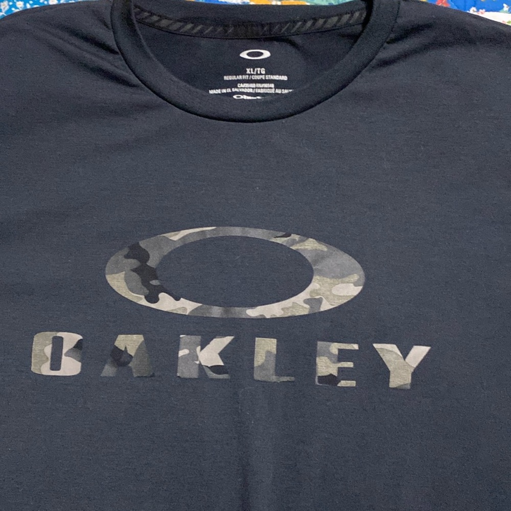 Men’s Oakley camo Tshirt